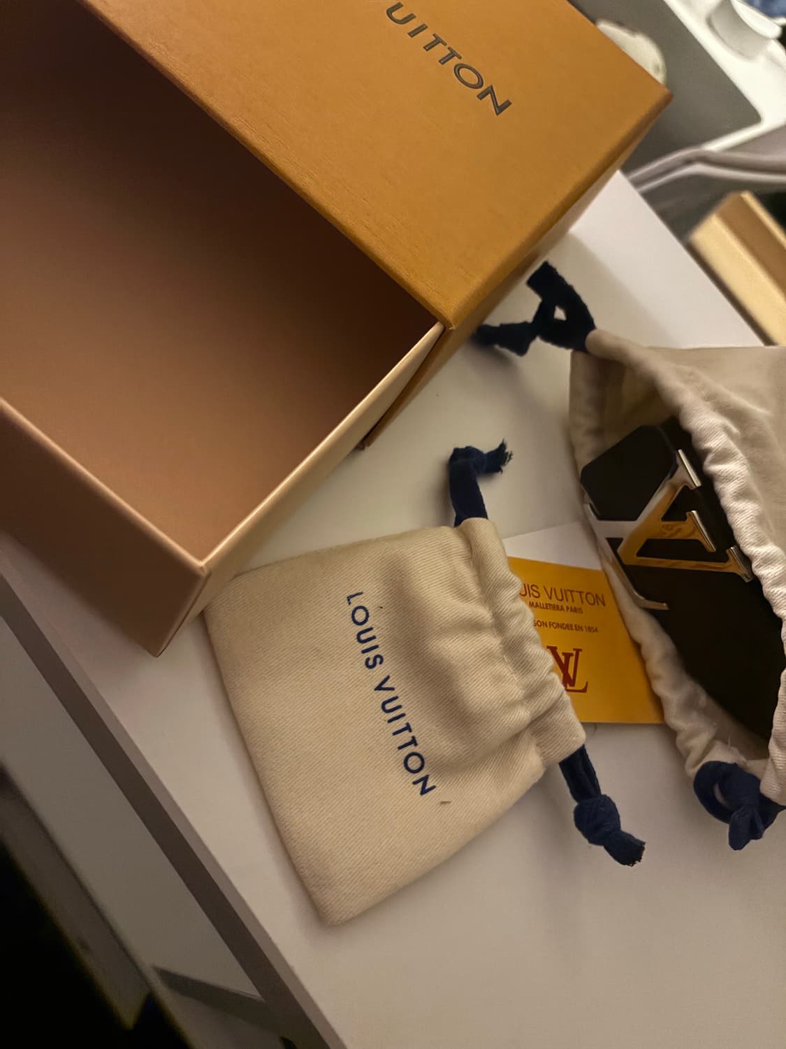 루이비통 이니셜 LV 벨트 블랙 (미사용, 풀박) 상품이미지2