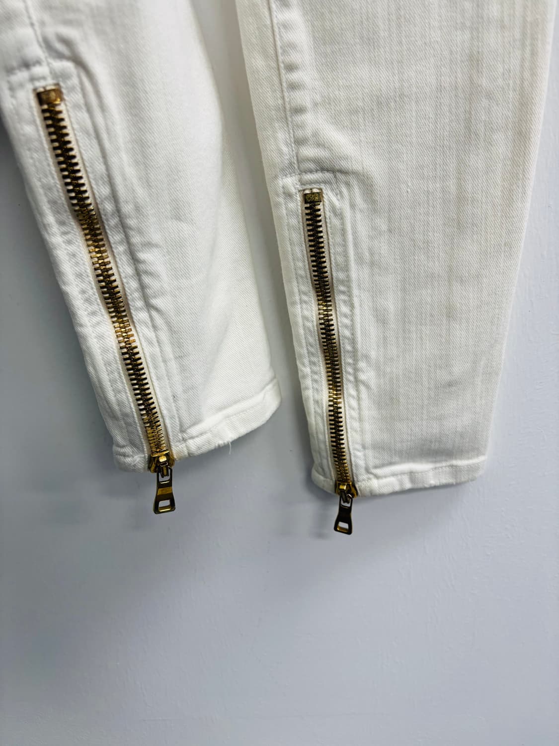 발망(BALMAIN) 금장 디테일 화이트 바이커 데님 팬츠 상품이미지4