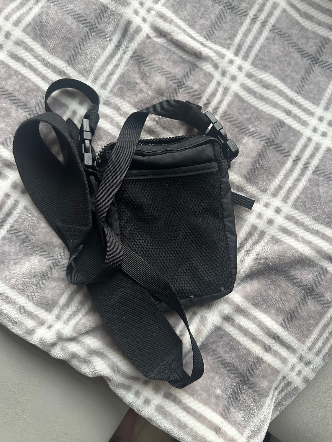 아크네 스튜디오 이모지 블랙 미니 크로스백 상품이미지2