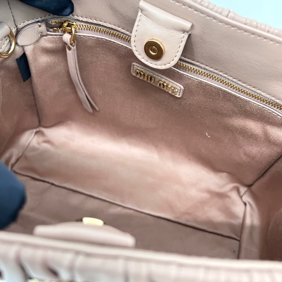 미우미우 마테라쎄 나파 레더 토트백 & 숄더백 (5BA258) 상품이미지9