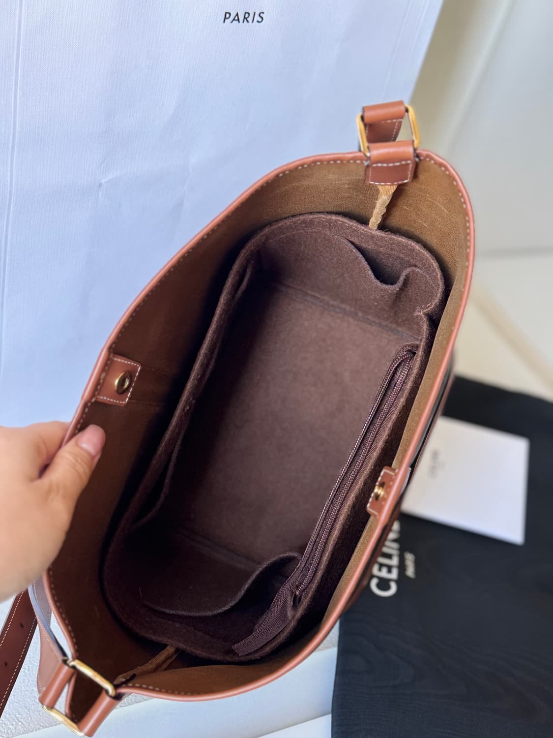 셀린느 트리오페 캔버스 카프스킨 버킷백 미듐 탄 상품이미지10