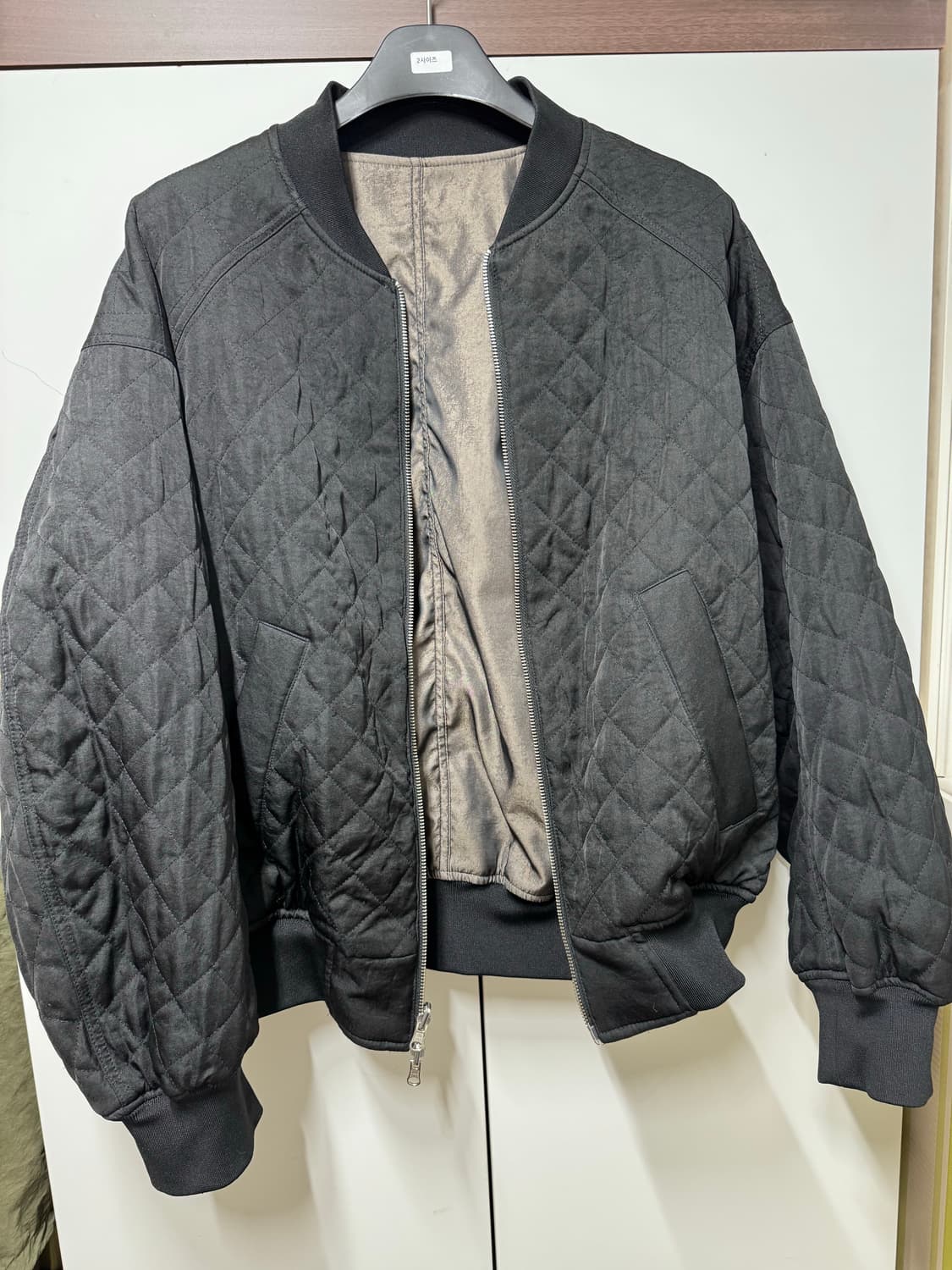 비긴202 빈티지 사틴 리버시블 점퍼 (빈티지 그레이 X 블랙) 상품이미지3