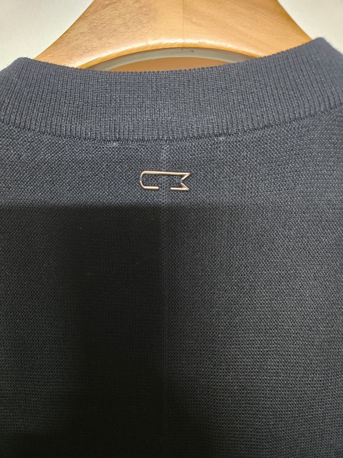 LMARMUNG 우아뭉  브이넥 니트 조끼 블랙 S95 상품이미지4