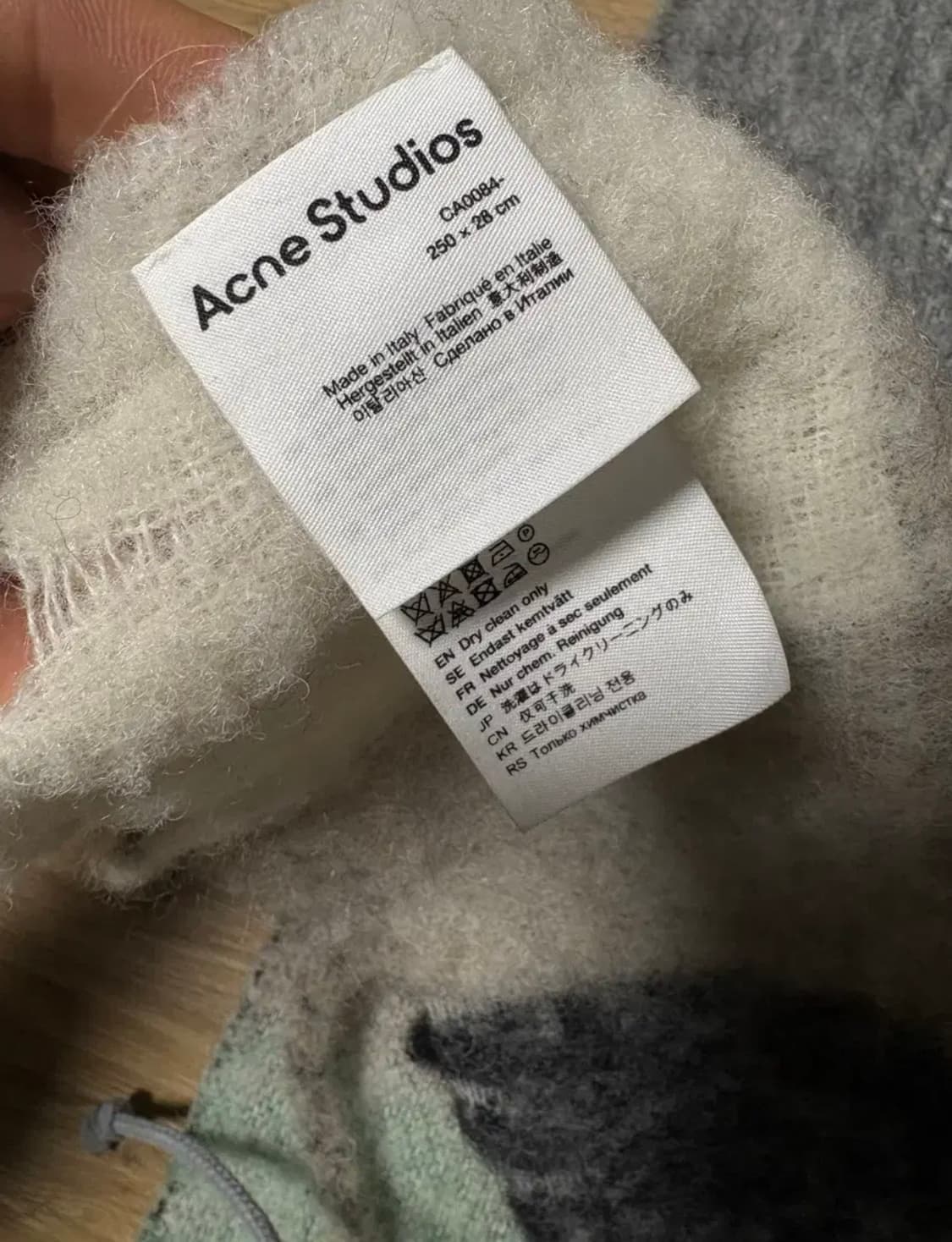 아크네스튜디오 모헤어 체크머플러 판매합니다 상품이미지3