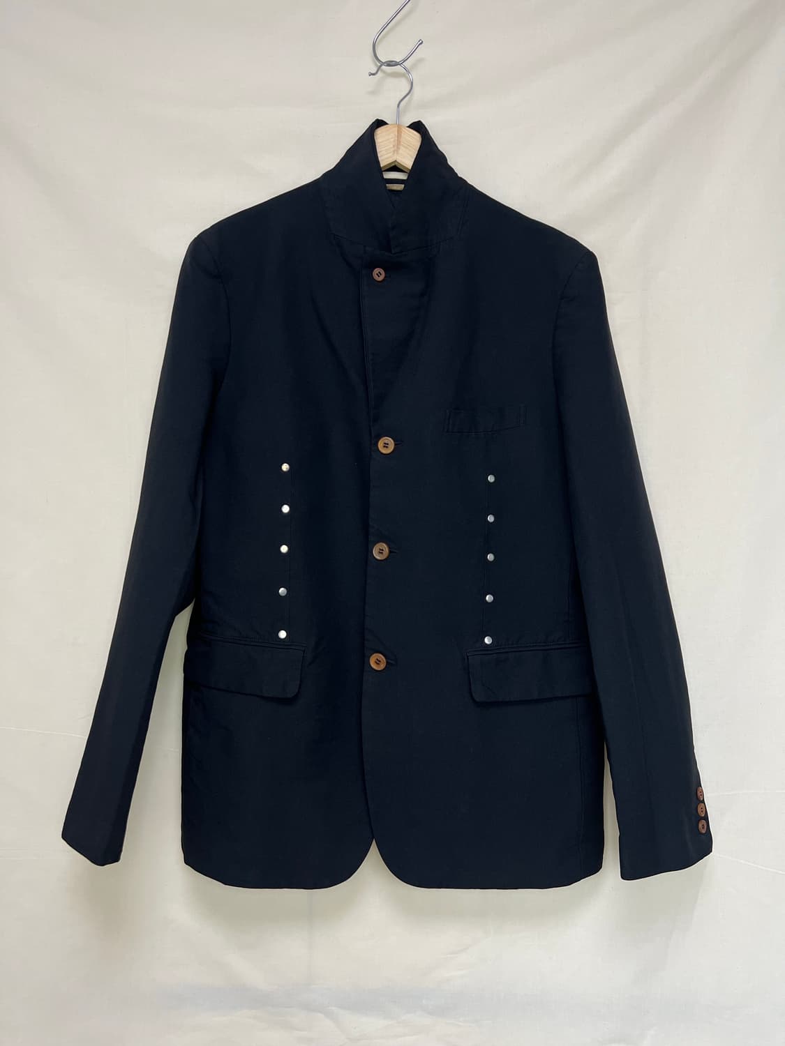 꼼데가르송 옴므플러스 18FW 스터드 3버튼 블레이져 가공폴리 상품이미지3