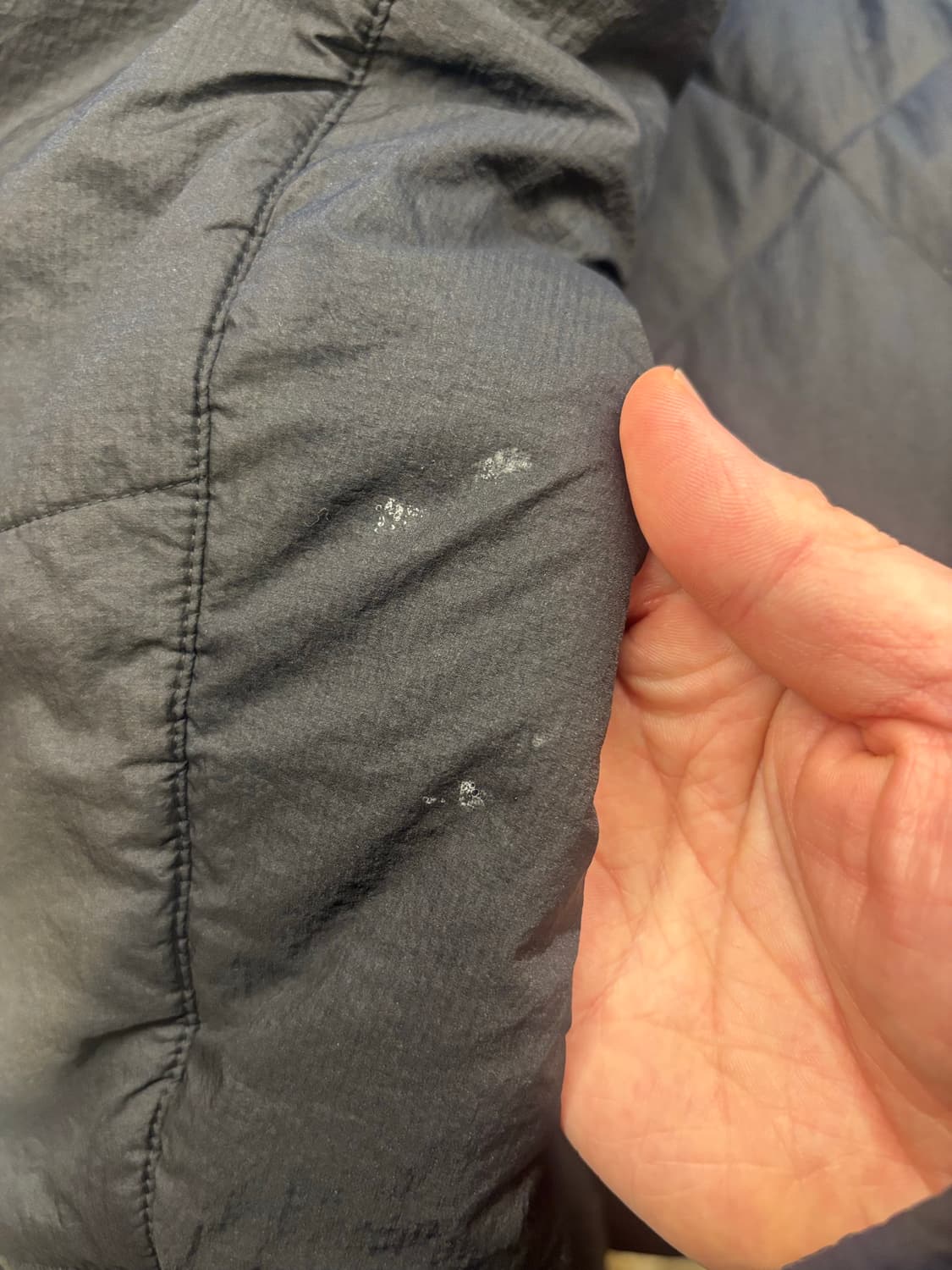 유니클로 화이트마운티니어링 하이브리드 다운자켓 상품이미지8