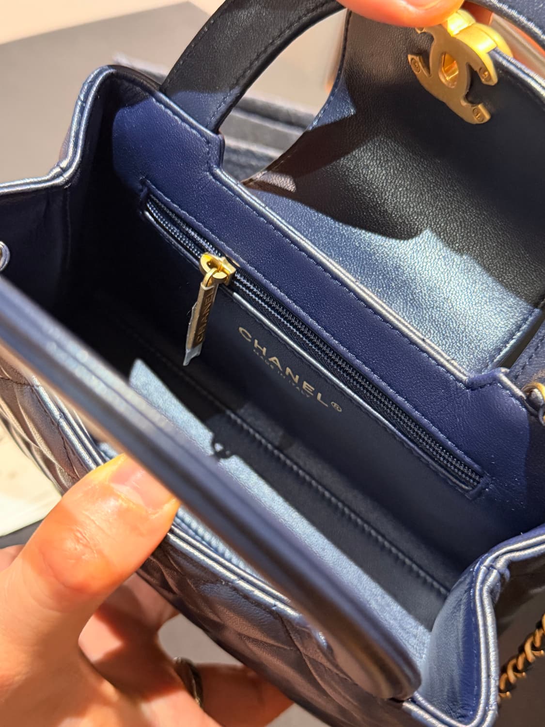 샤넬 캘리백 네이비 팝니다. 상품이미지6