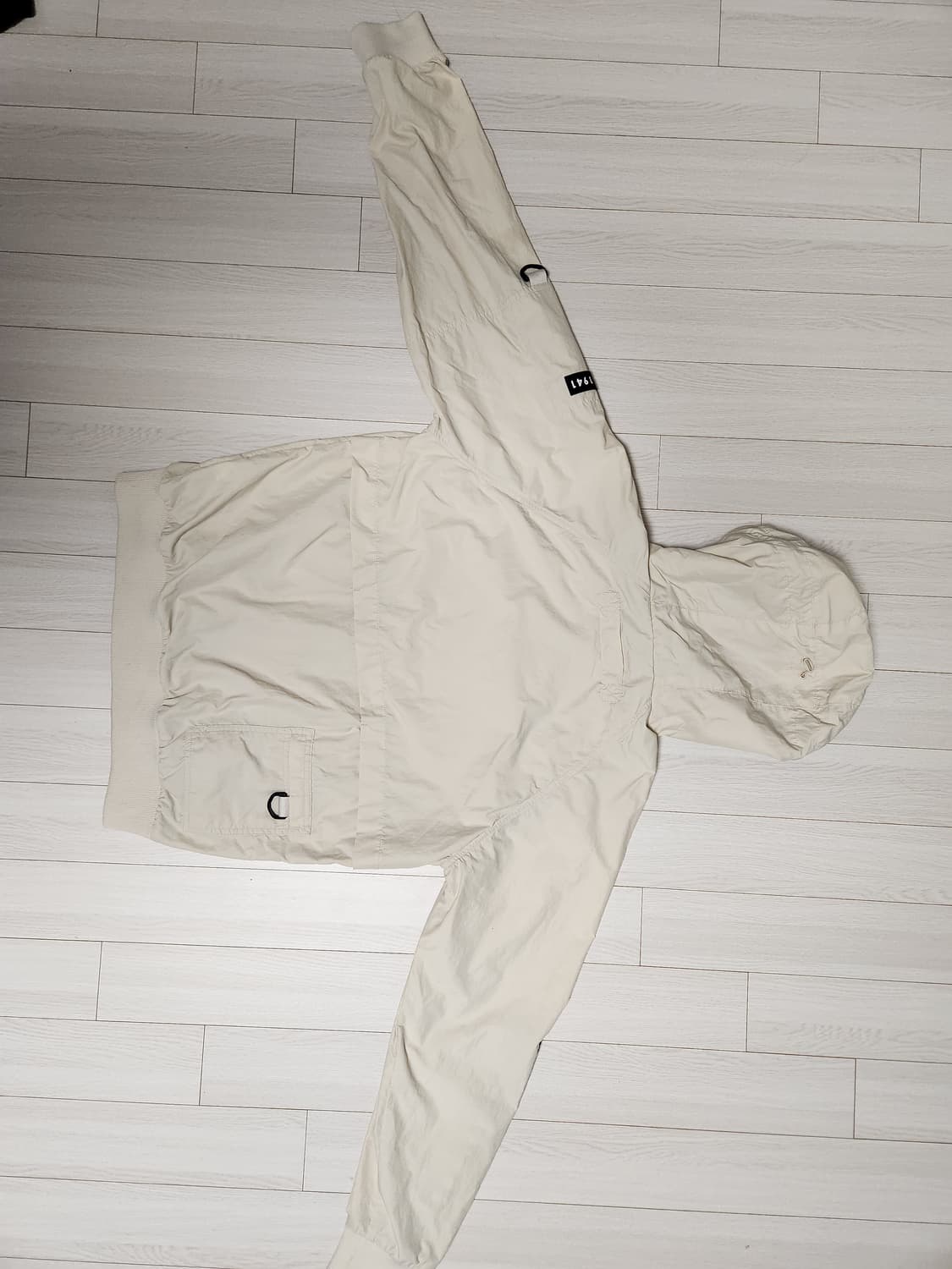 지프 절개디테일바람막이점퍼 L사이즈

사이즈표기 m이나 크게나와서 L로  상품이미지9