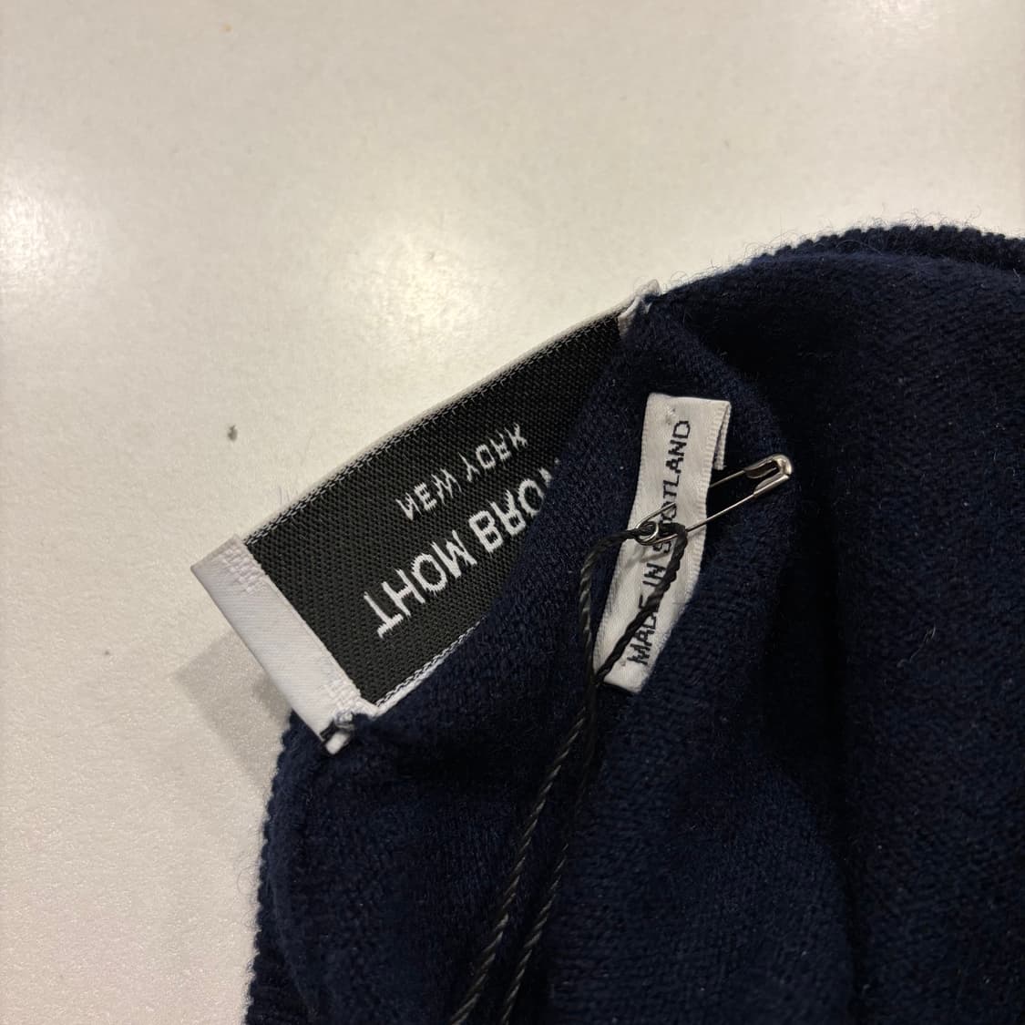 [46] 톰브라운 우먼 캐시미어 네이비 니트 4선 완장 B700 상품이미지10