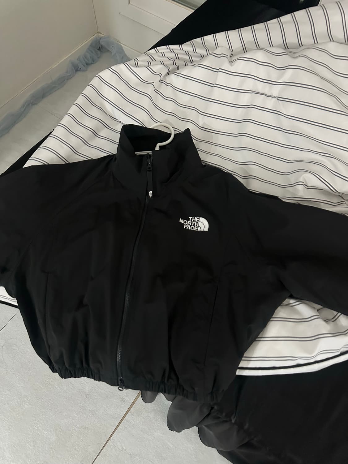 노스페이스 크롭 바람막이 자켓 상품이미지1