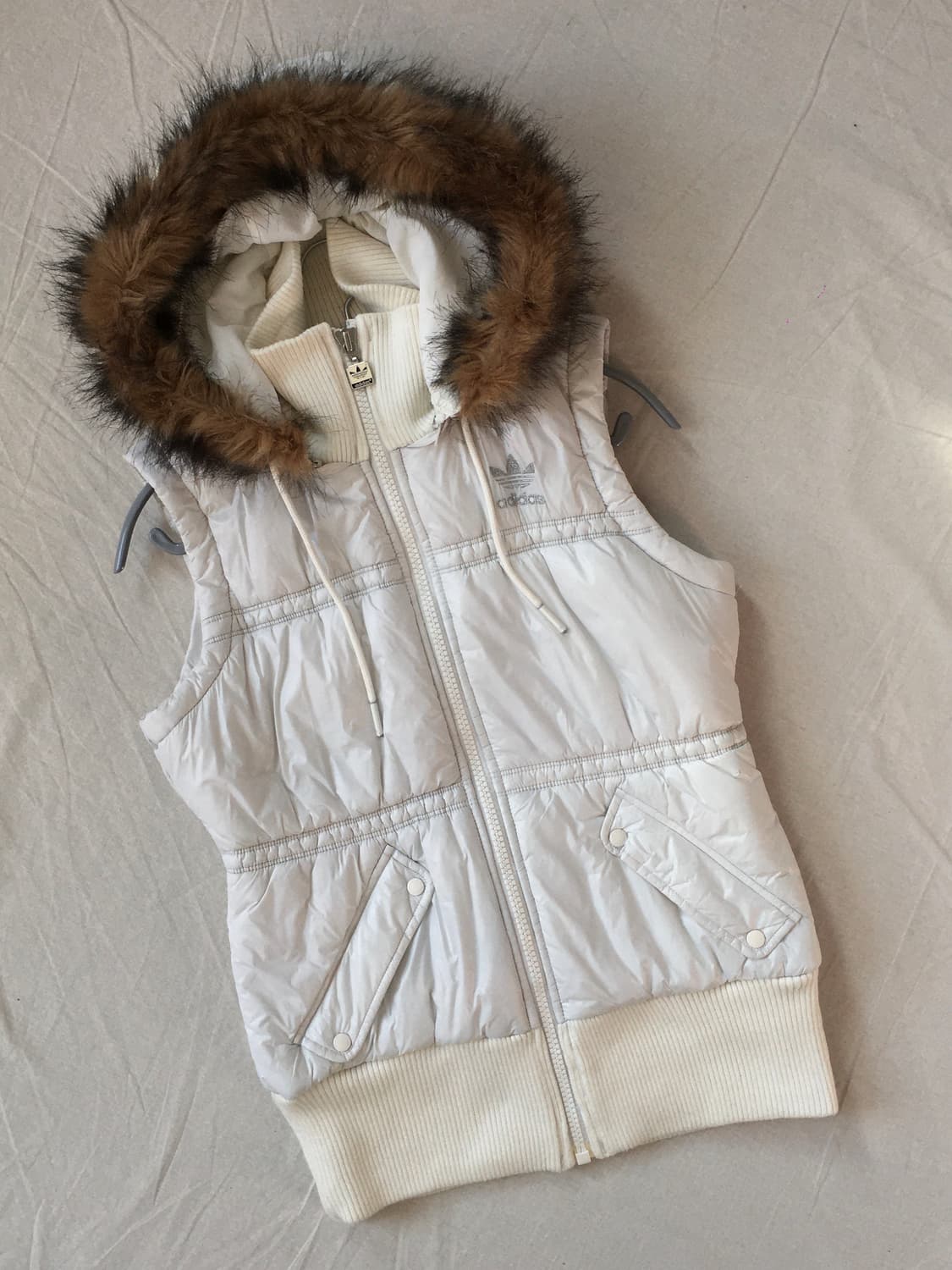 아디다스 퍼후드 다운베스트 상품이미지3