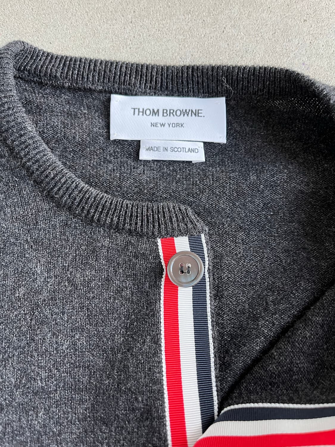 새상품) 톰브라운 캐시미어 클래식 크루넥 4-바 카디건 상품이미지4