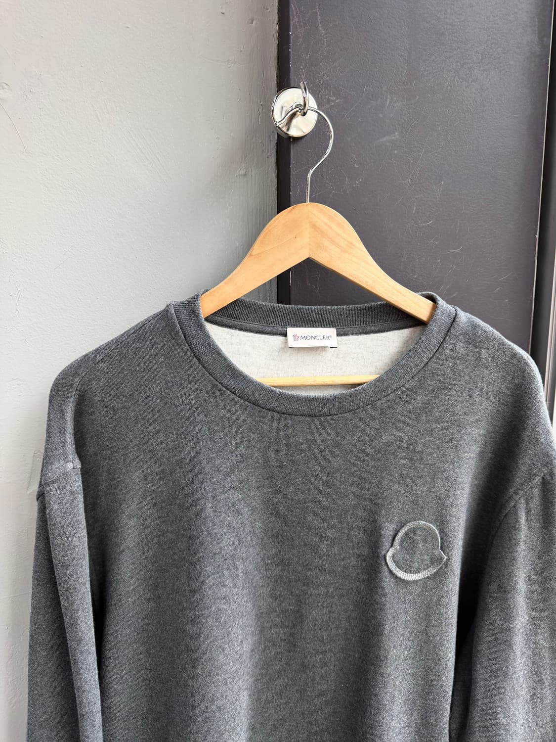 .XXL/ 몽클레어 기모 자수패치 그레이 맨투맨 상품이미지4