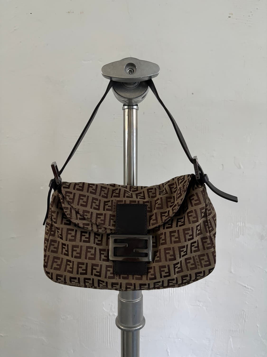 Fendi 펜디 FF 로고 블랙 버클 미니 숄더백 상품이미지1