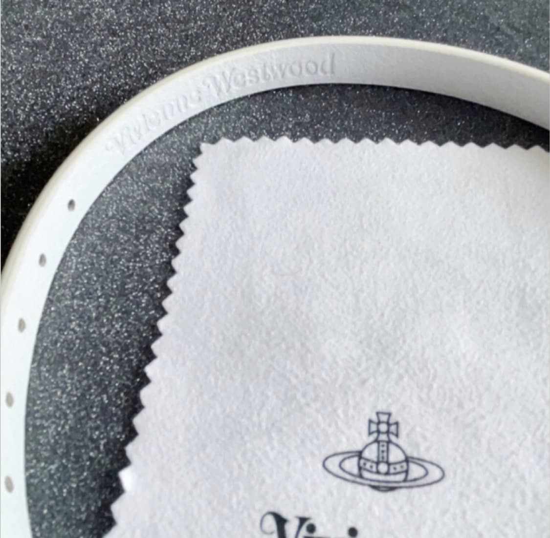 비비안웨스트우드 아카이브 레터링 orb 팬던트 화이트레더 초커 상품이미지5