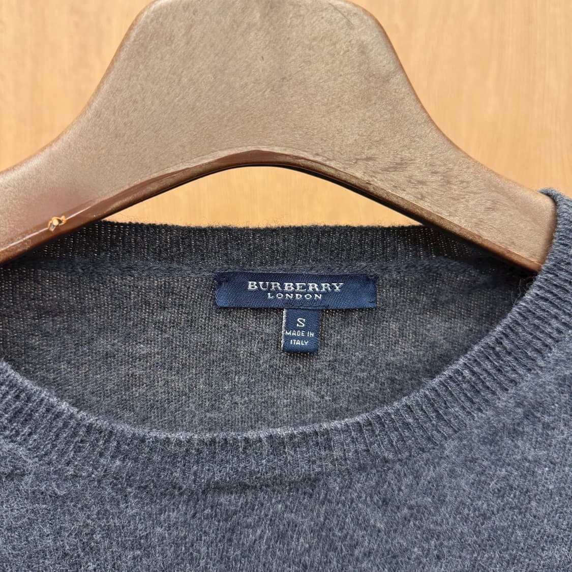 버버리 런던 라운드넥 긴팔 니트 로고 프린팅 디테일 레귤러핏 차콜 상품이미지6