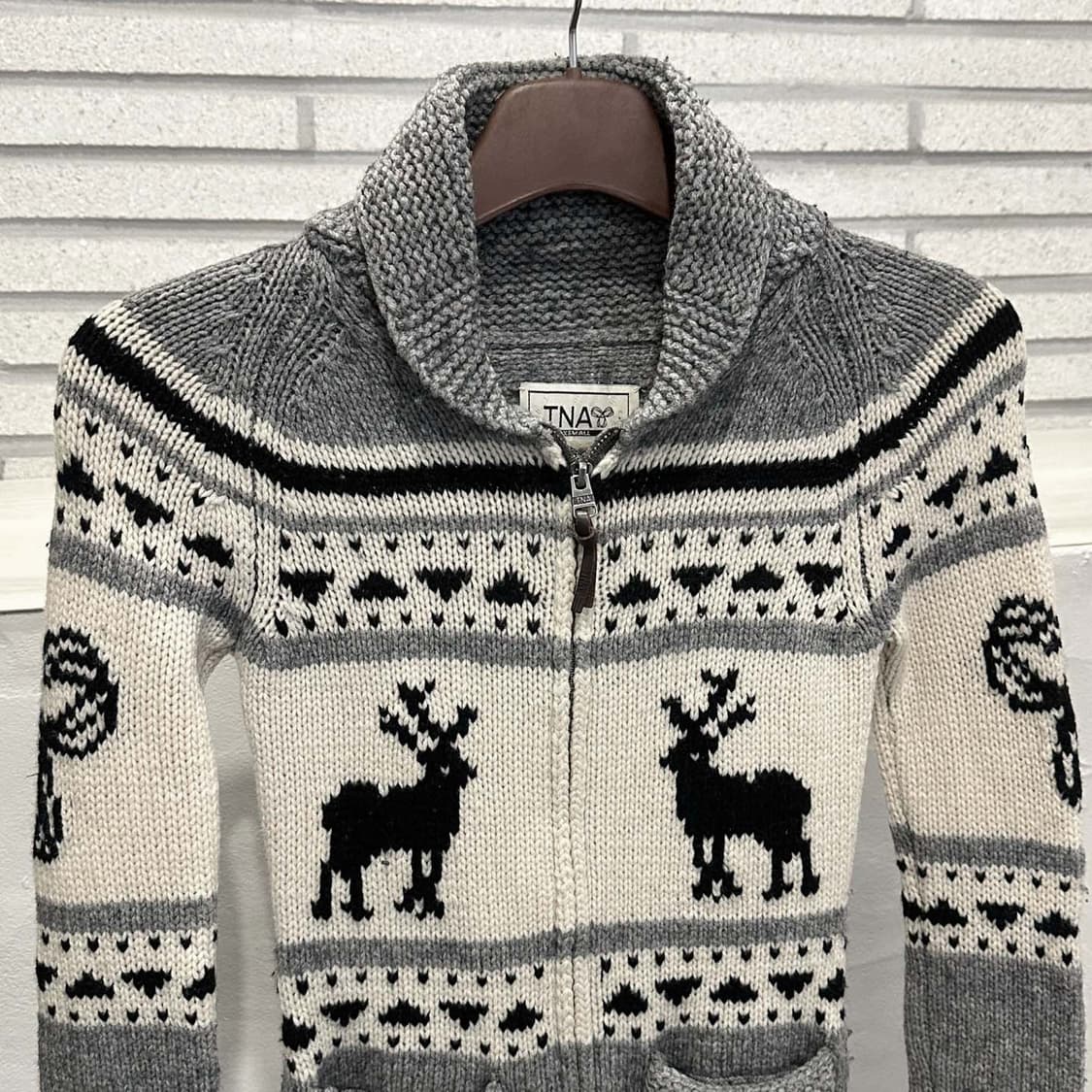 Aritzia TNA 코위찬 집업 가디건 레인디어 패턴 디테일 그레이 상품이미지4