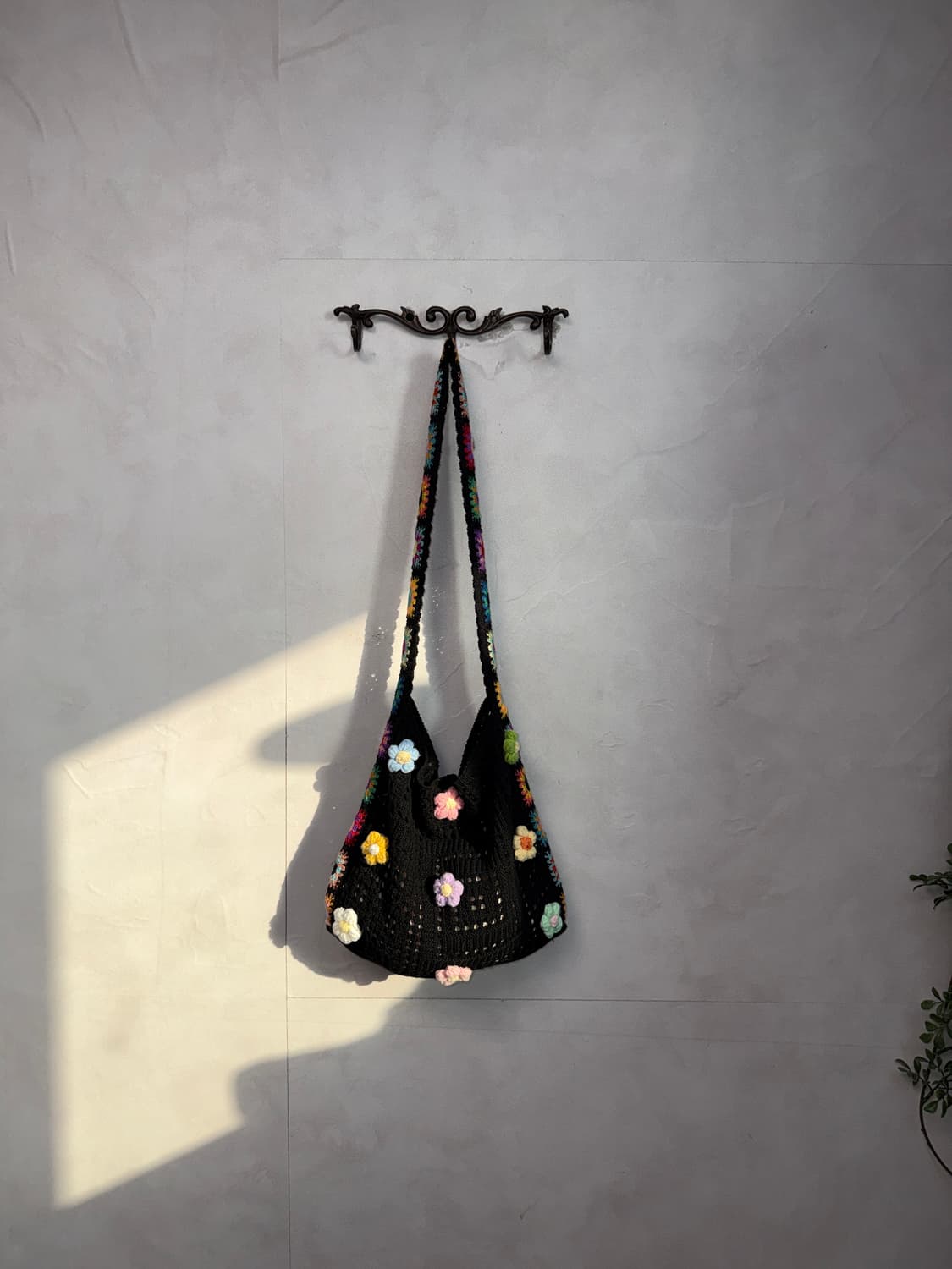 Black multi color flower crochet 크로스백 상품이미지1