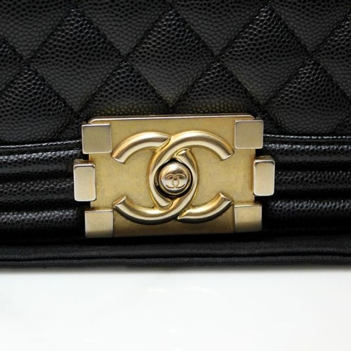 샤넬 보이백 캐비어 미듐 빈티지 금장  상품이미지3