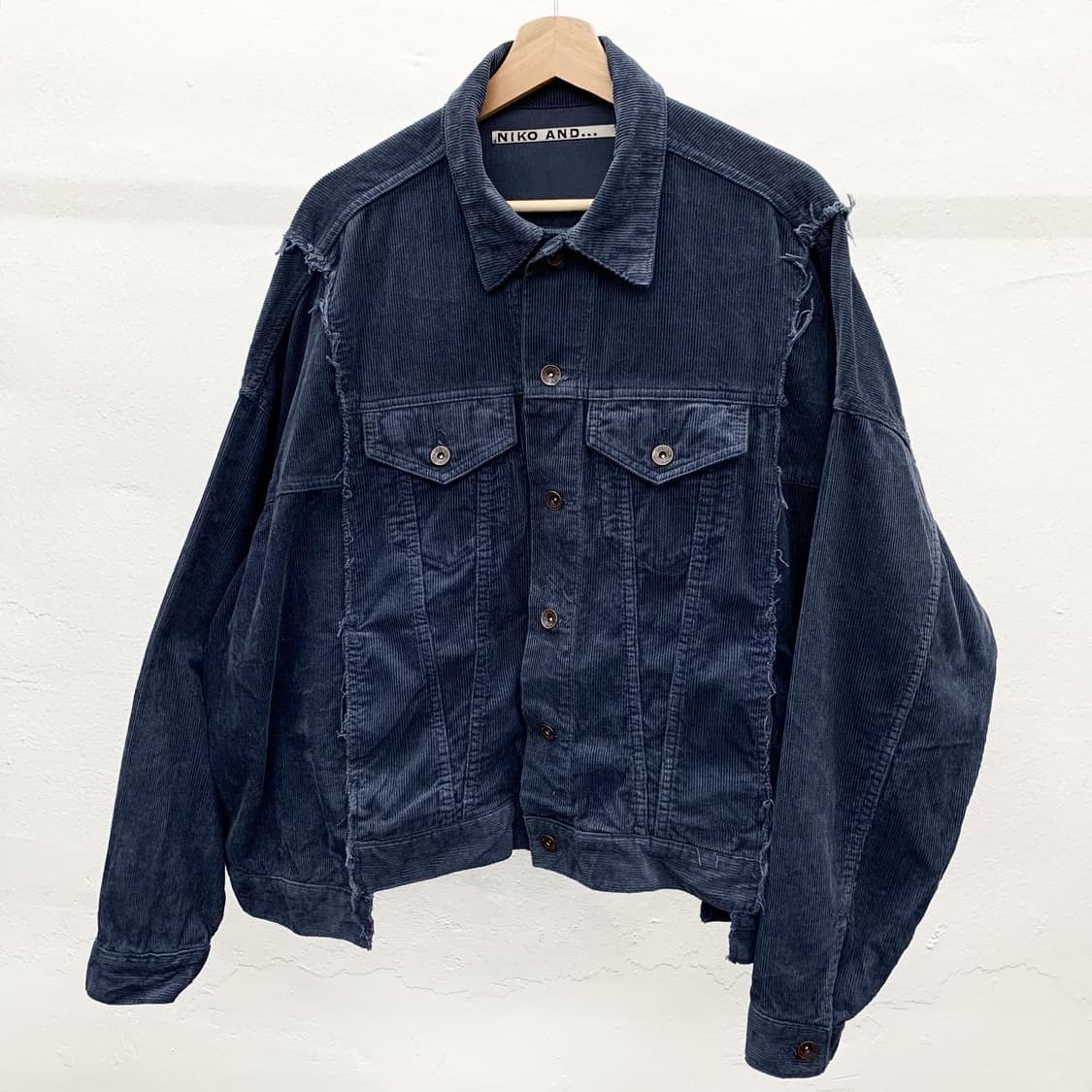 니코엔드 딥블루 절개 코듀로이 트러커 자켓 상품이미지1