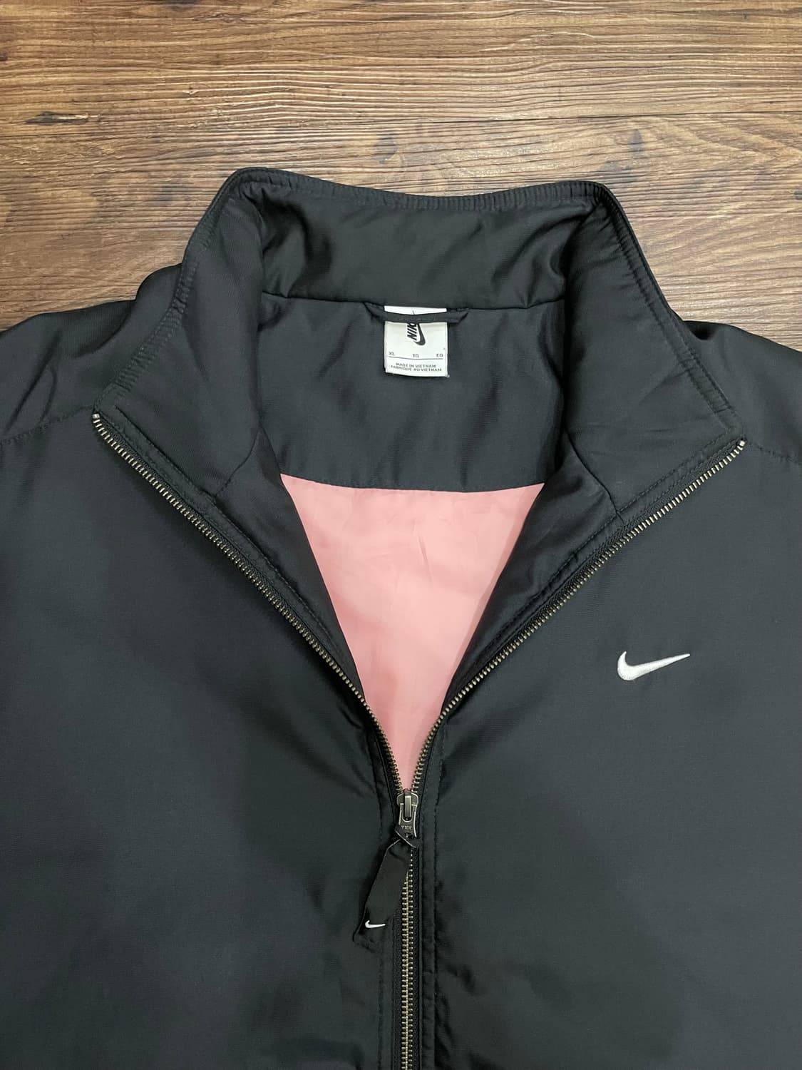 나이키 NRG 솔로 스우시 사틴 봄버 자켓 블랙 블리치드 코랄 상품이미지7