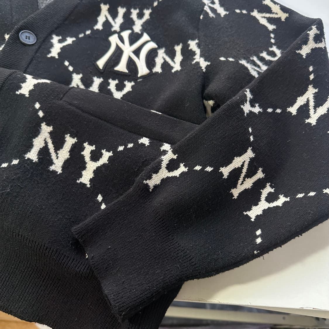 M 100 MLB 블랙 NY로고 캐시미어혼방 루즈핏 가디건 상품이미지2