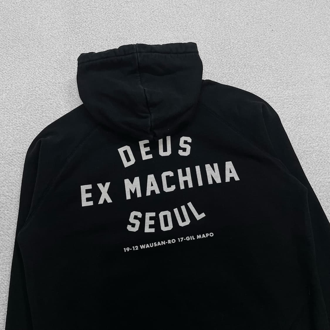 데우스엑스마키나 서울 어드레스 후드티 블랙 상품이미지2