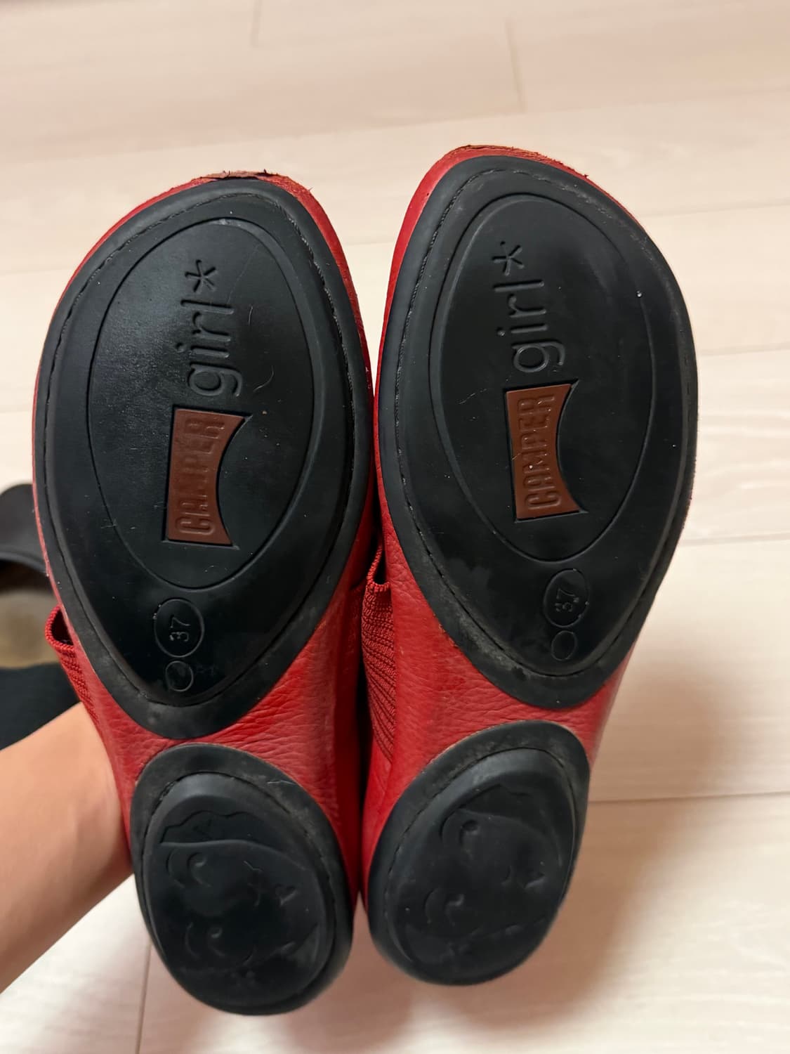 캠퍼 라이트니나 플랫슈즈 235(37) 블랙 레드 일괄 상품이미지4