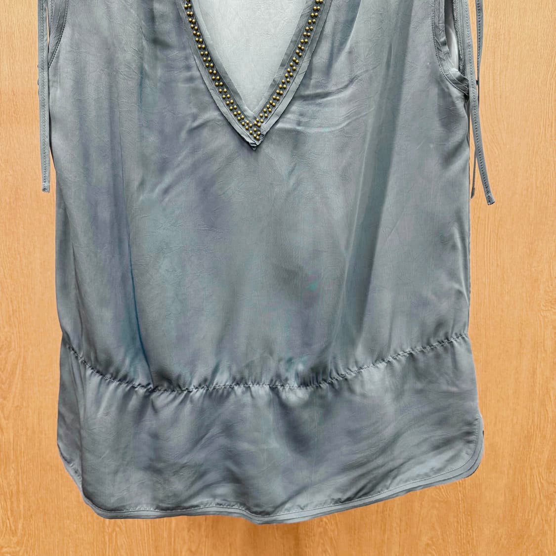 쟈딕 앤 볼테르 디럭스 비즈 스터드 브이넥 슬리브리스 블라우스 딥그린 상품이미지5