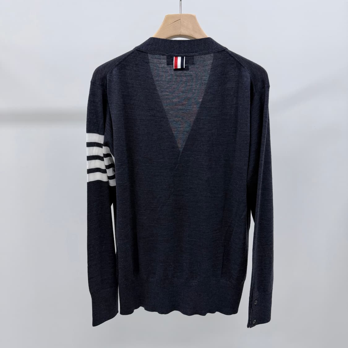 [새상품/선물가능] 톰브라운 사선완장 메리노 울 가디건 다크그레이 상품이미지5