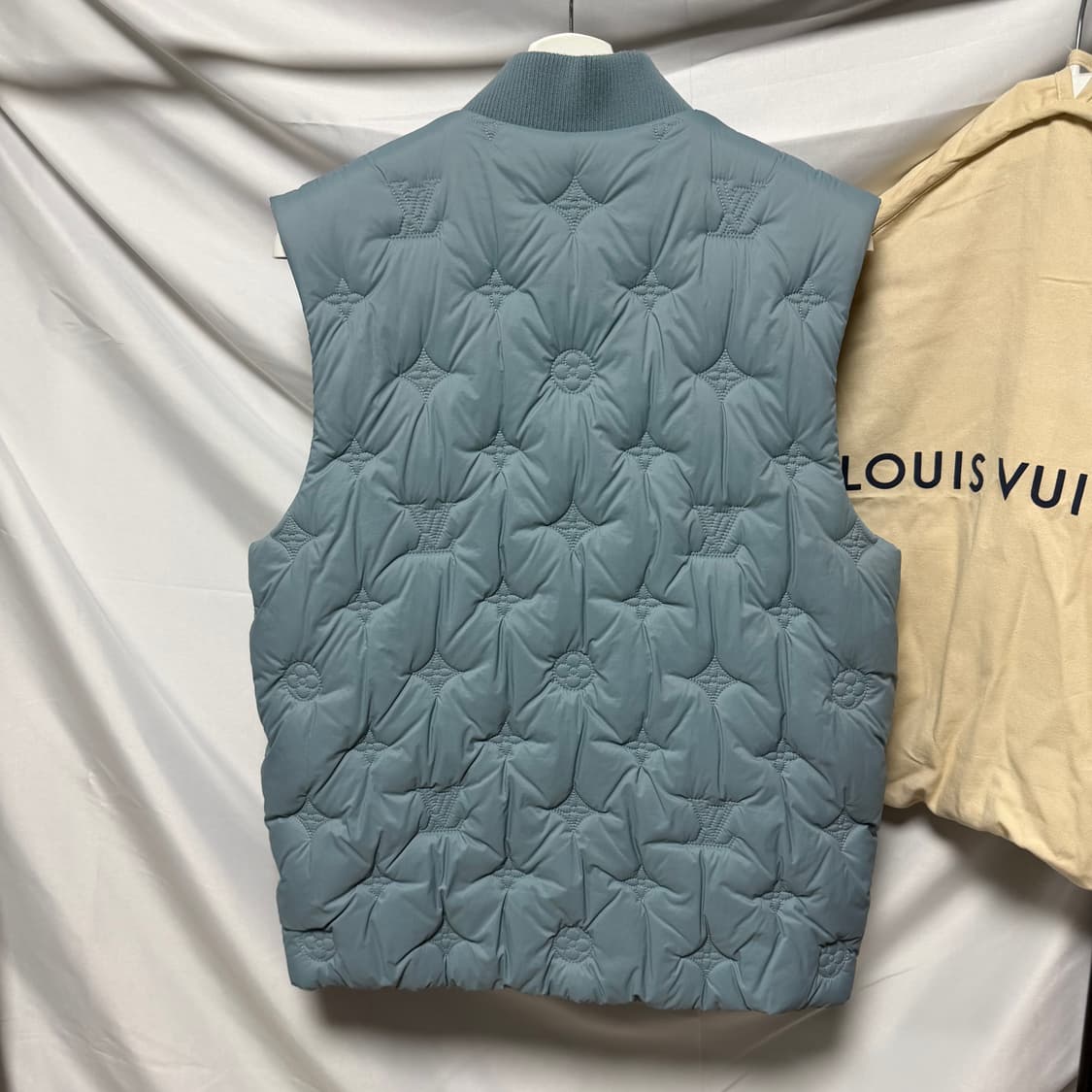 [S+급/48] 루이비통 모노그램 플라워 패딩 조끼 풀구성 상품이미지4