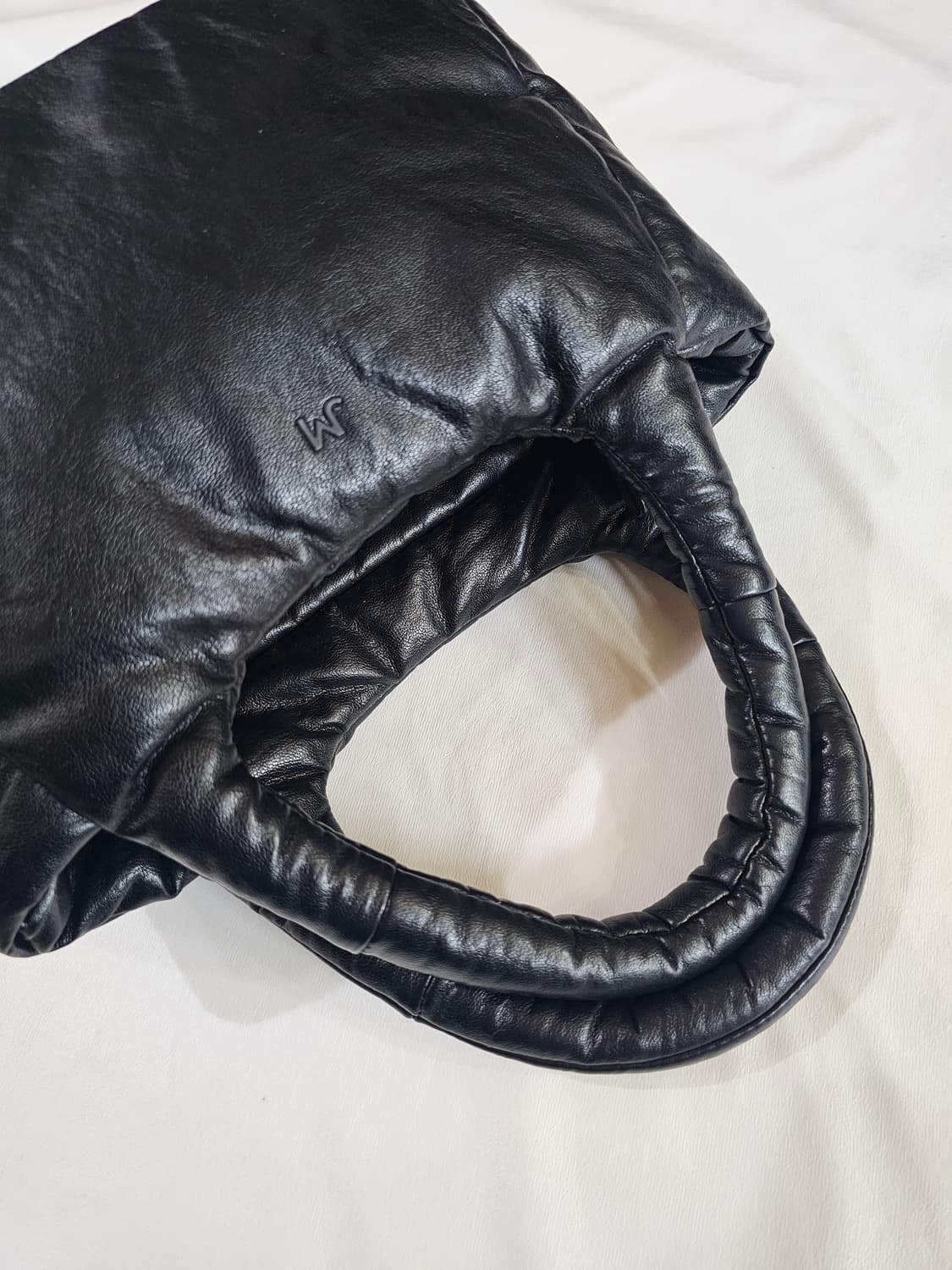 제이마크뉴욕 베일리 미니 소프트 비건 레더 패딩 토트백 블랙 상품이미지8