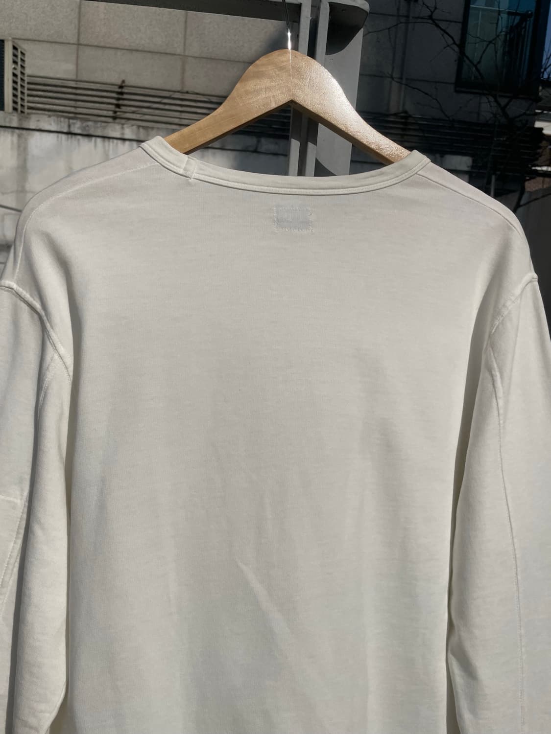 cp컴퍼니 렌즈 포켓 화이트 스웻셔츠  상품이미지5