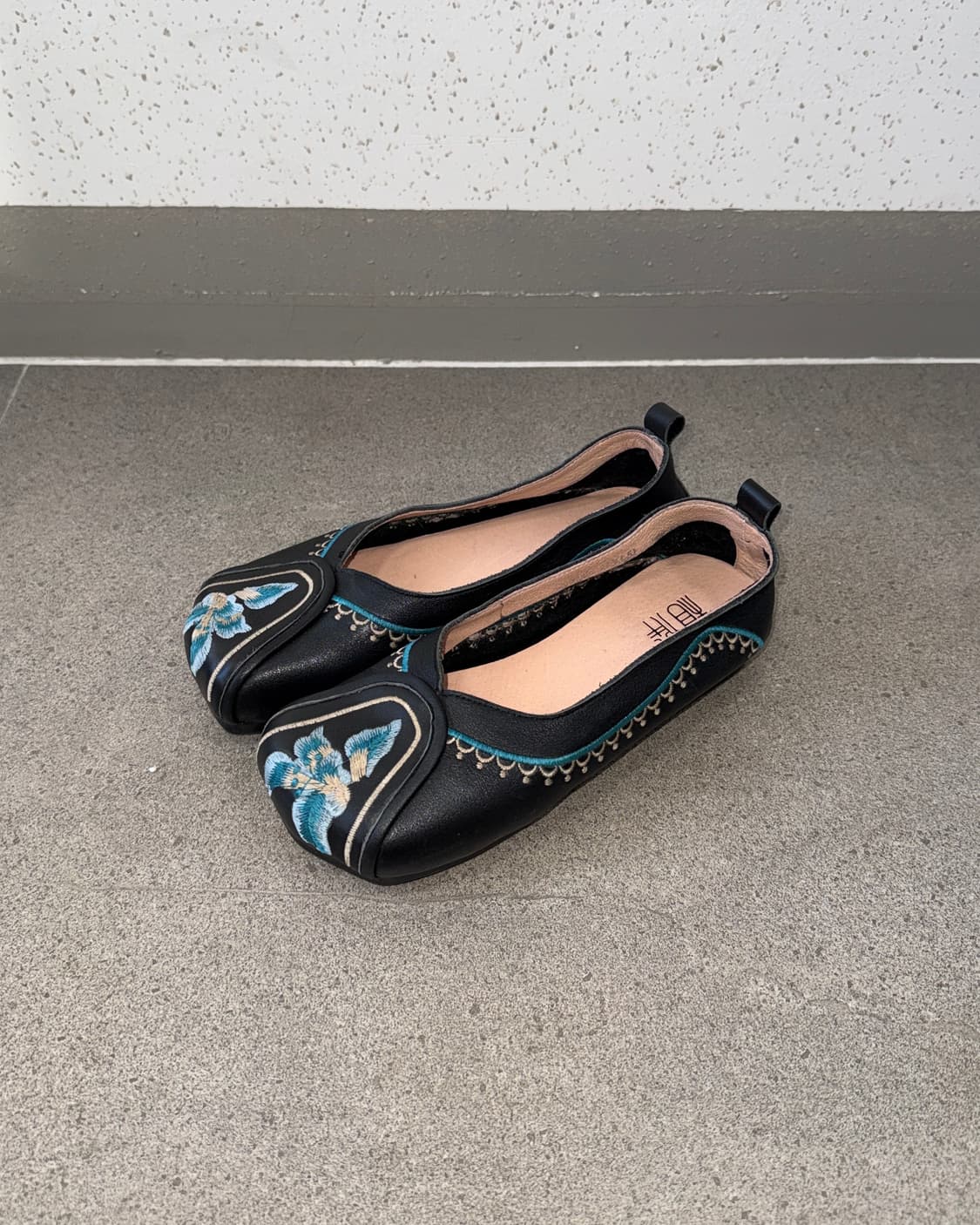 Black oriental embroidered flat shoes 상품이미지4
