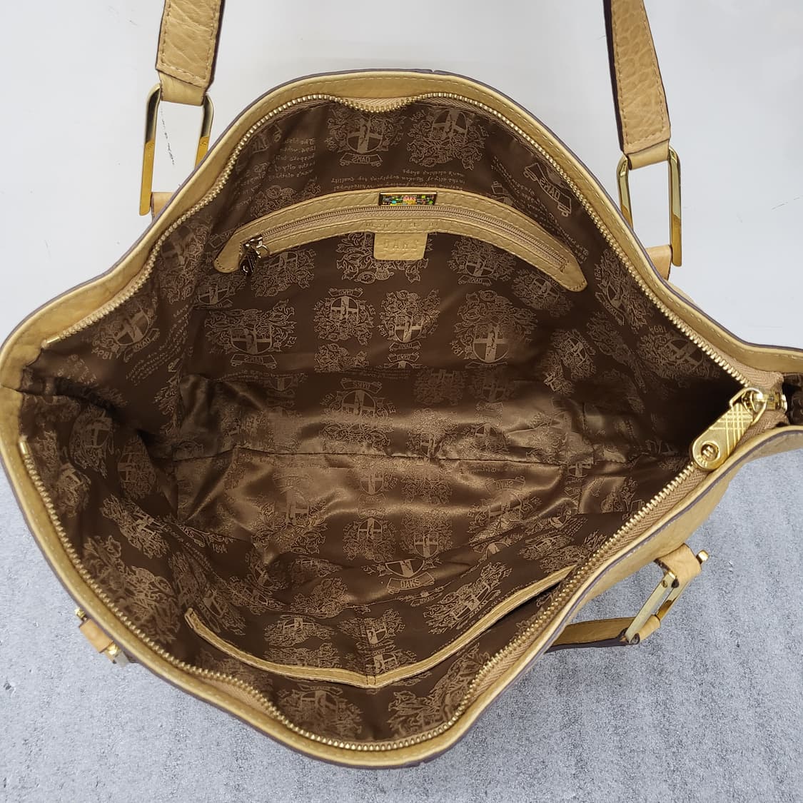 닥스 DD로고 스터드 장식 토트백 43x29cm 상품이미지8