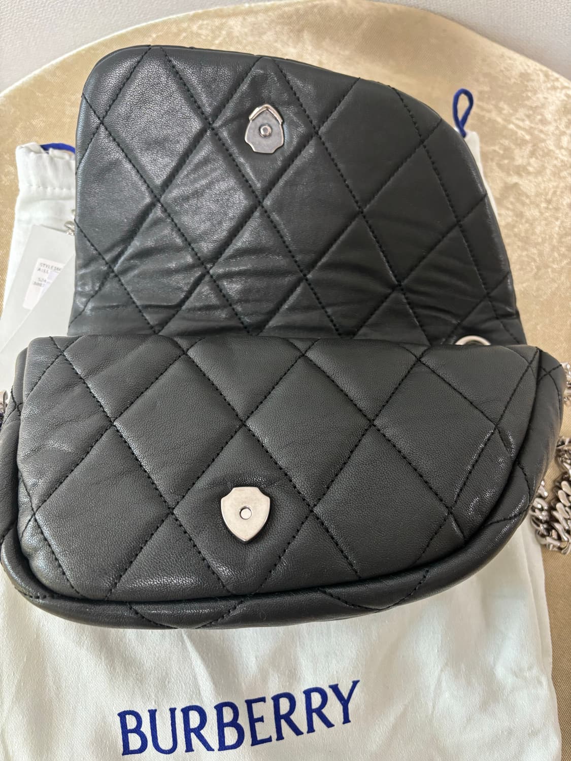 (새상품,24SS)버버리 쉴드 락 레더 숄더백 블랙 8087272 상품이미지6