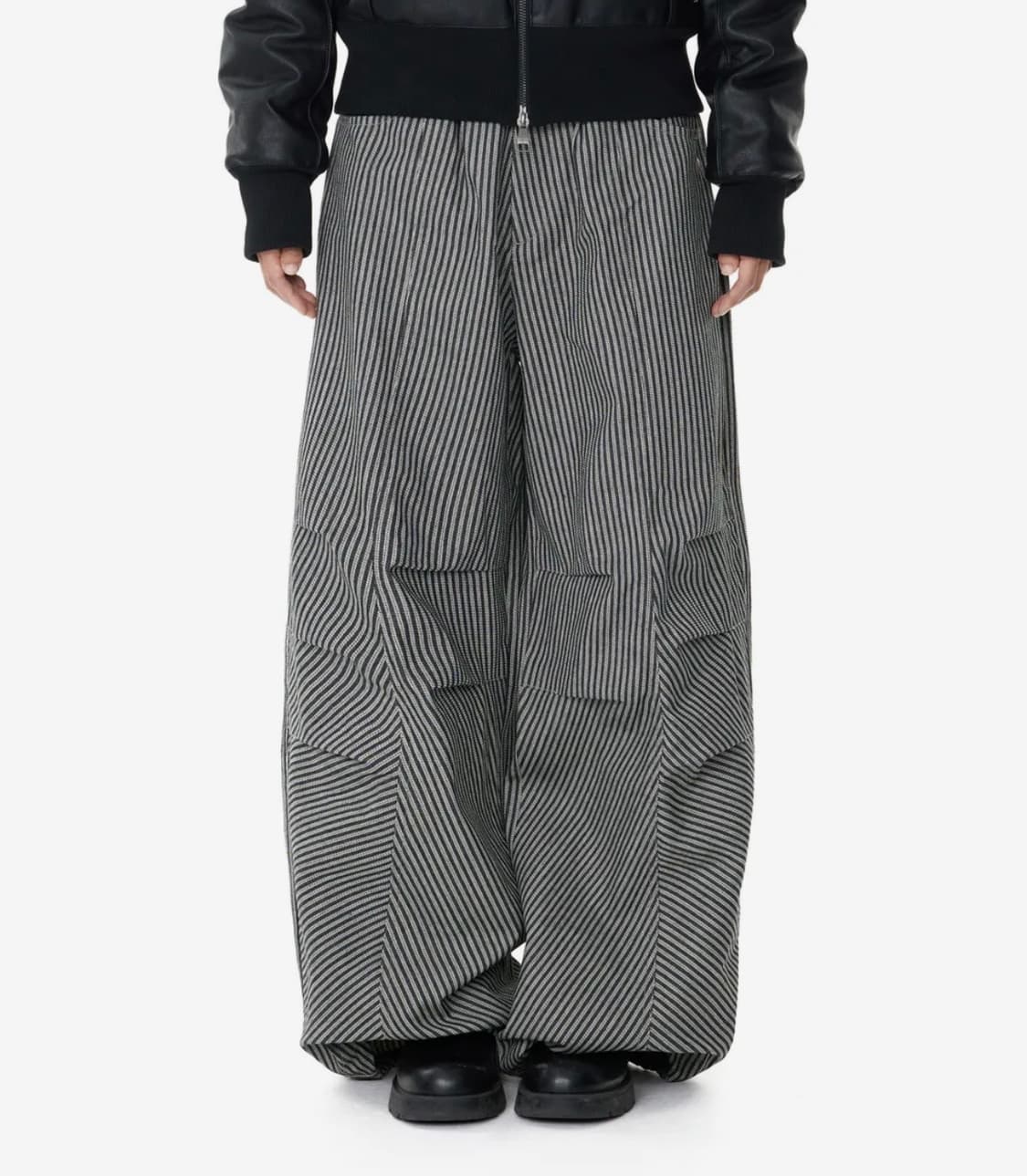 아캄 니 핀턱 스트라이프 데님팬츠 상품이미지1