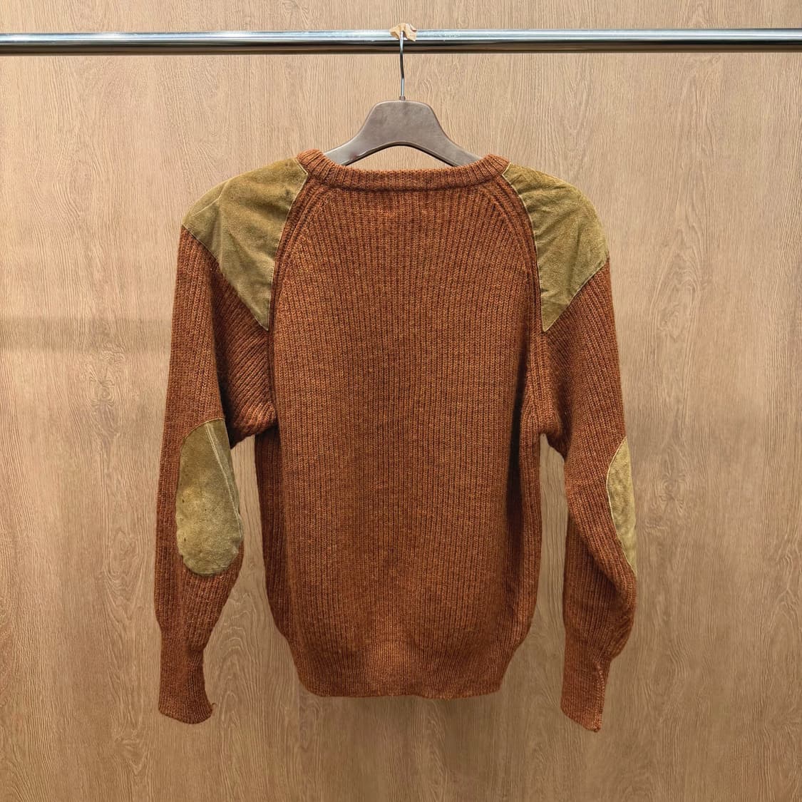 JPN 라운드넥 긴팔 니트 스웨이드 숄더 엘보 패치 디테일 오렌지 브라운 상품이미지3