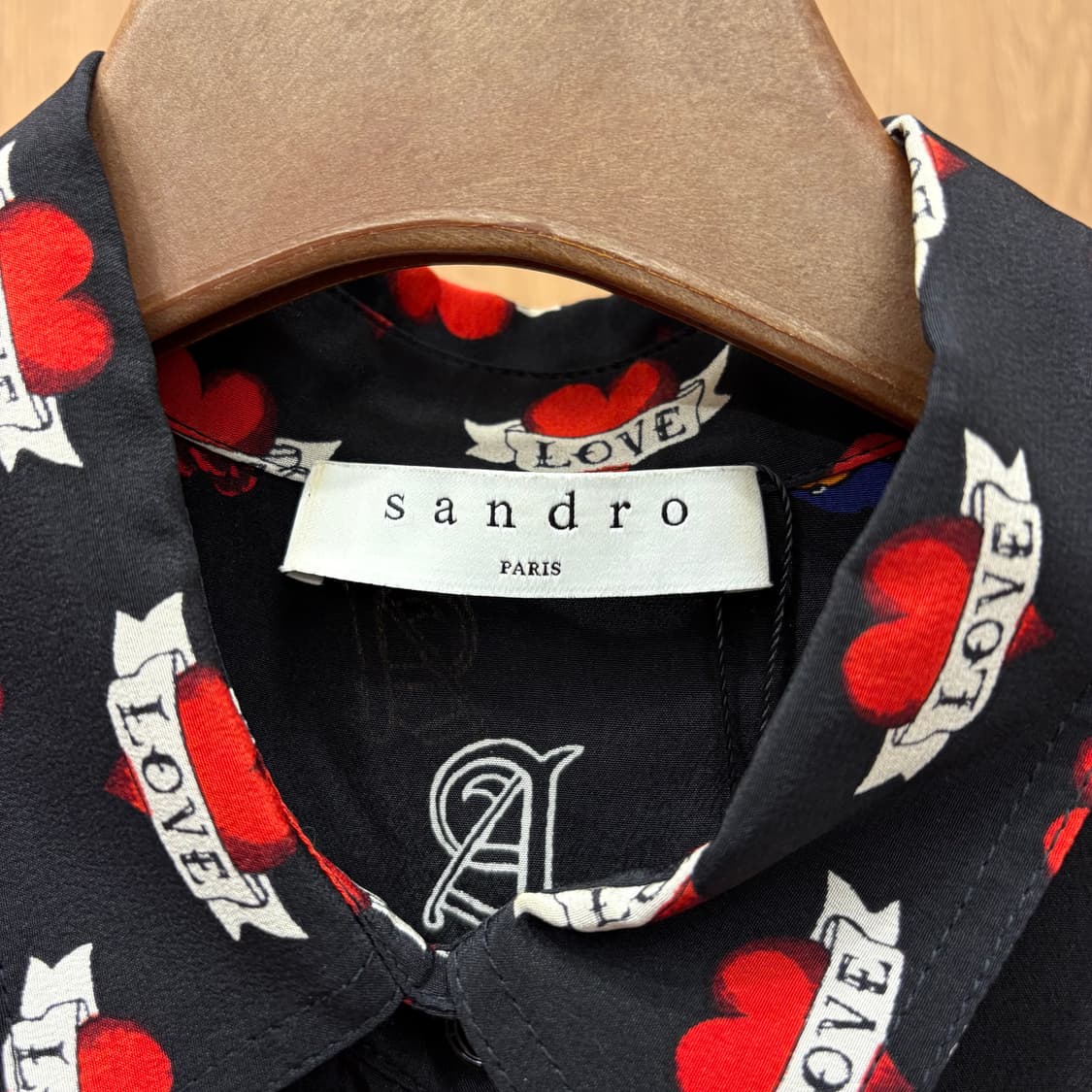 산드로 긴팔 실크 셔츠 하트 기타 장미 프린트 패턴 디테일 블랙 상품이미지7