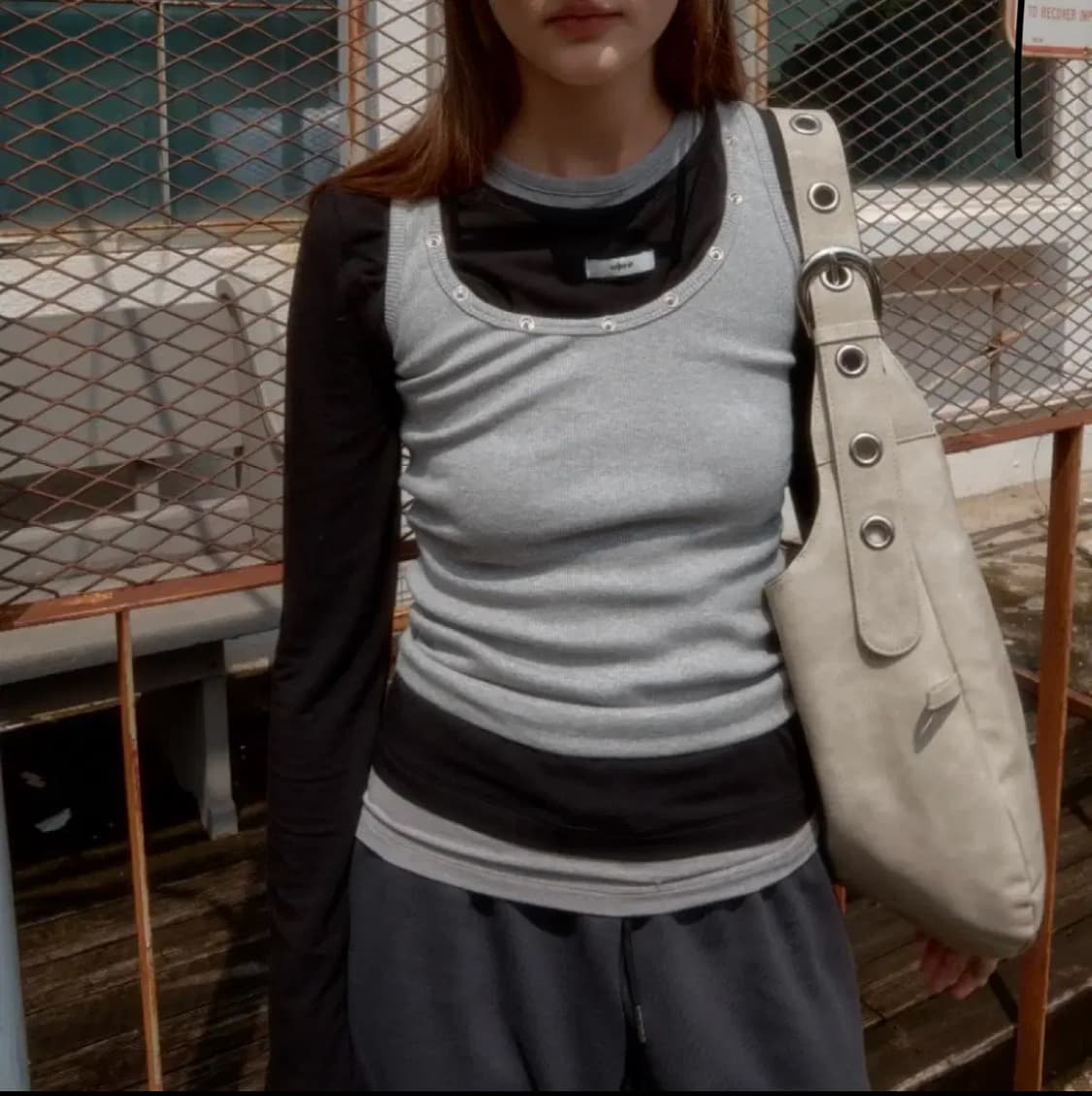 레터리 버클 리버시블 숄더백 라이트그레이 상품이미지3