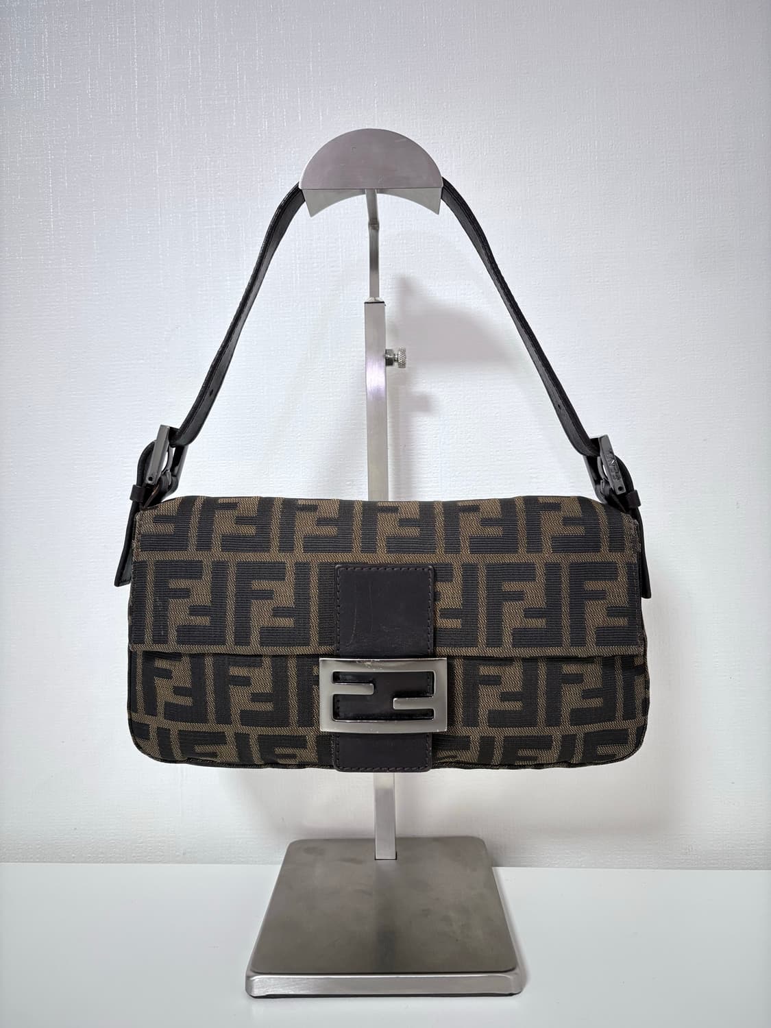 펜디 주카 바게트백 상품이미지1