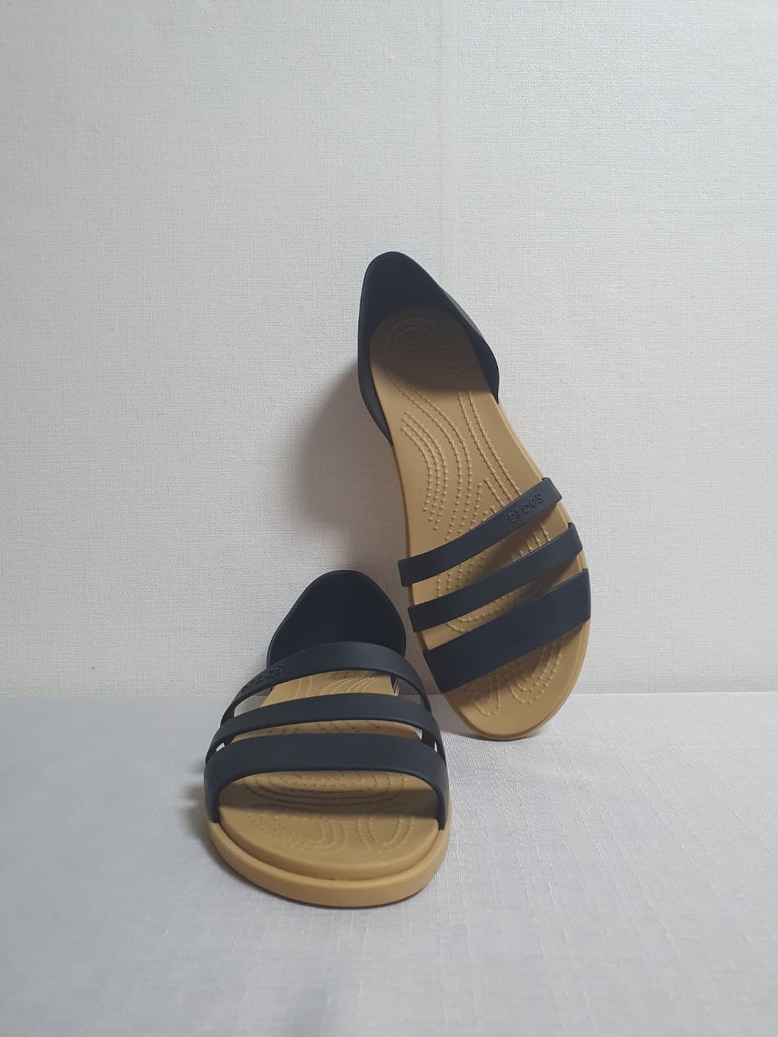 250mm 크록스 툴룸 오픈 플랫 샌들 블랙 탄 W8 상품이미지1