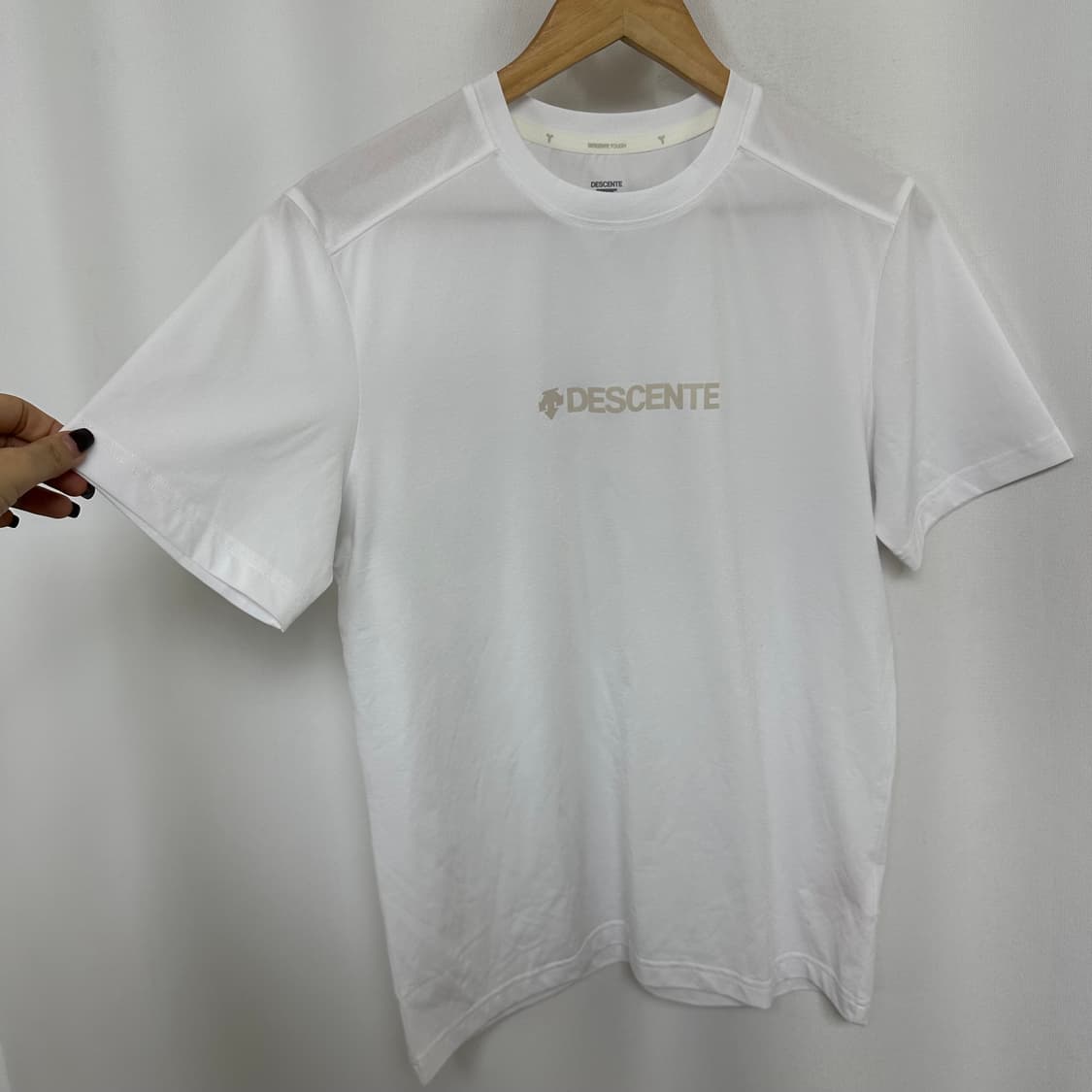 데상트 남자 얇은 스판 반팔티 화이트 95 상품이미지3