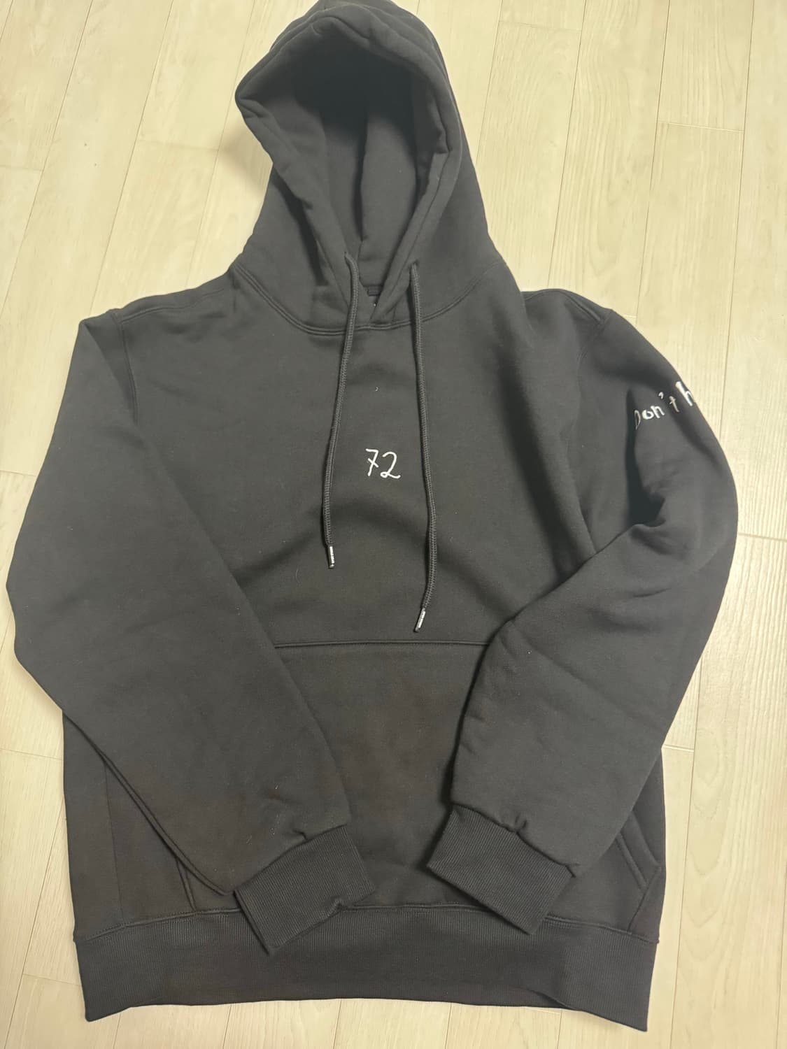 꼼파뇨 레터링 타투 후드 기모 블랙 상품이미지1