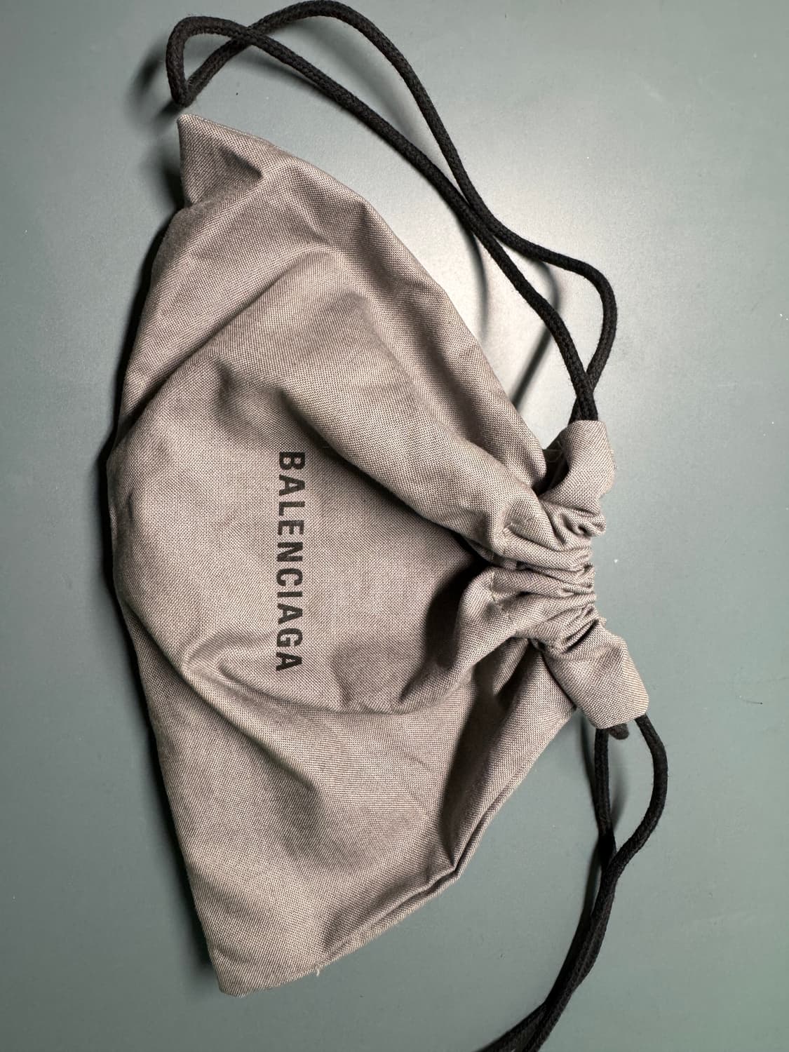 발렌시아가 카드홀더 넥스트랩 그레이 풀구성 상품이미지4