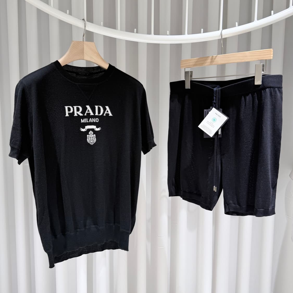 (A+/48,50) / 프라다 밀라노 반팔 반바지 셋업 블랙 상품이미지1