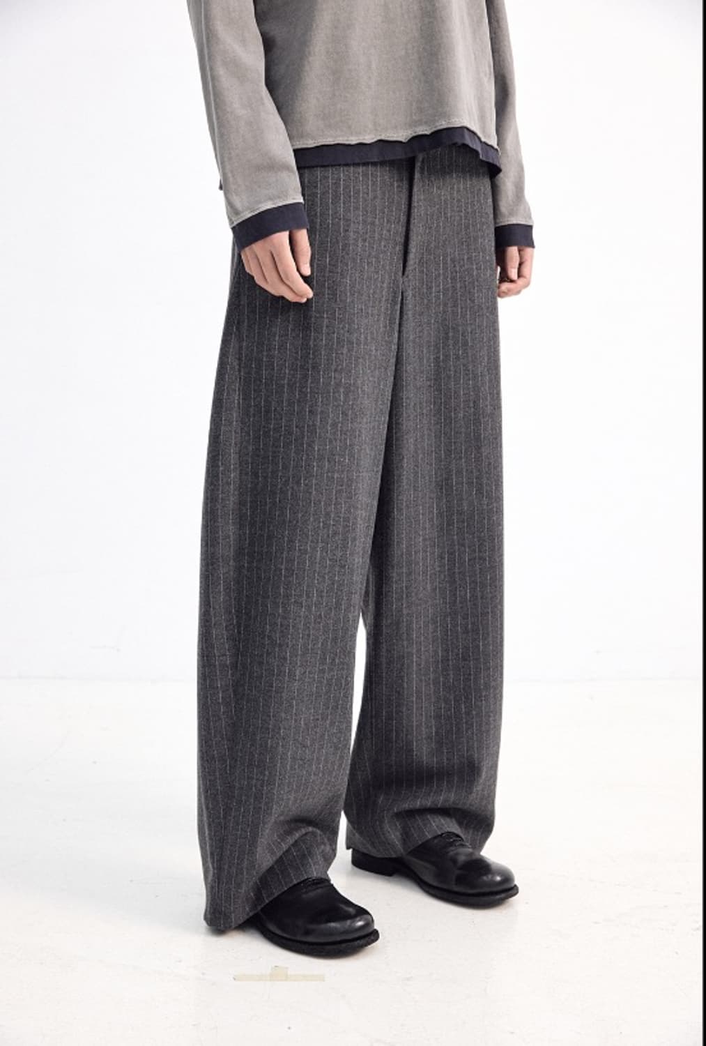 해칭룸 wide curve trousers stripe charcoal 상품이미지1
