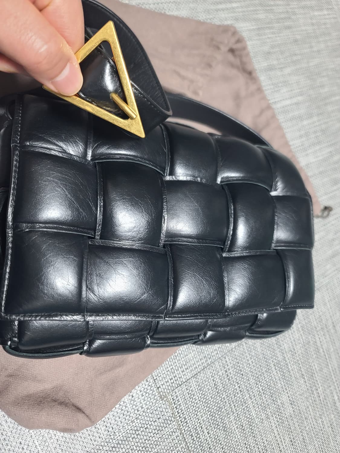 보테가베네타 패딩백 블랙 골드 크로스백 상품이미지8