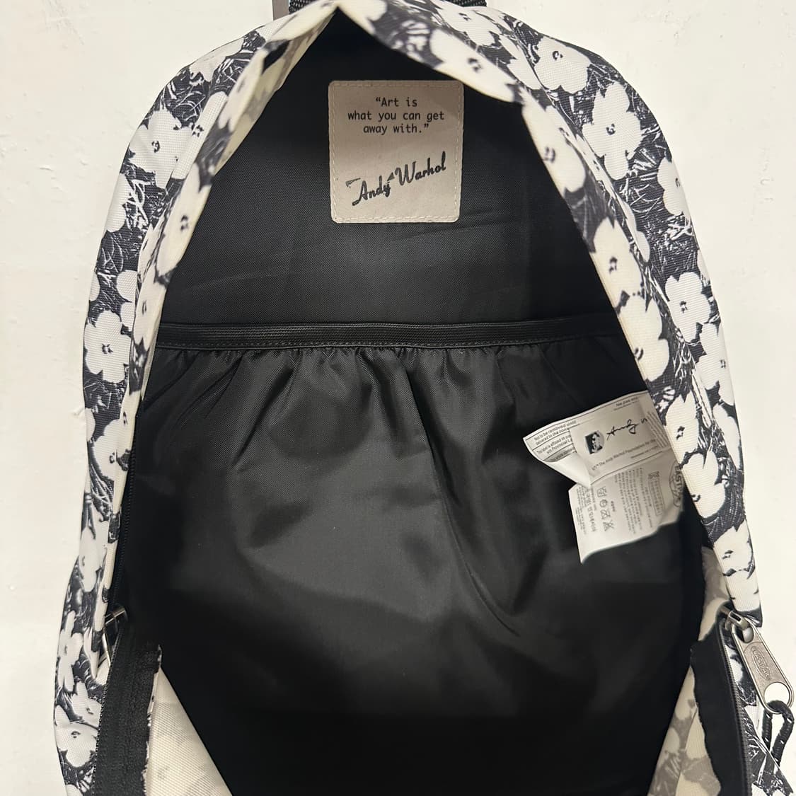 이스트팩 x 앤디워홀 플라워 프린팅 백팩 상품이미지5
