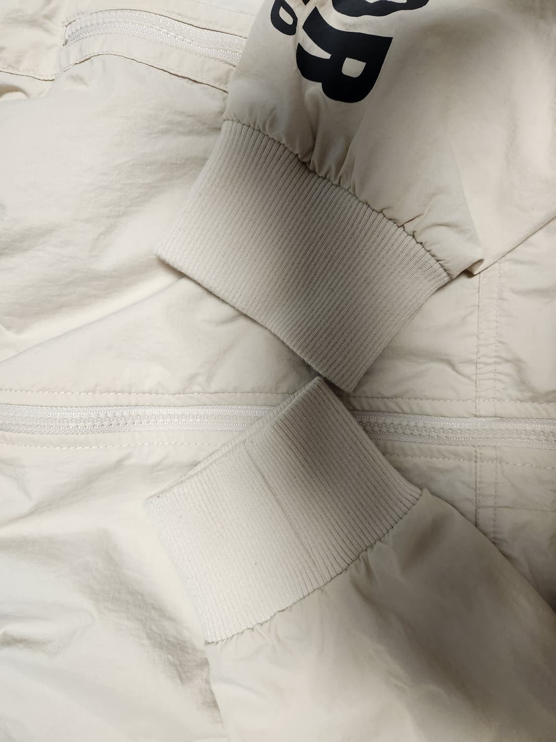 지프 절개디테일바람막이점퍼 L사이즈

사이즈표기 m이나 크게나와서 L로  상품이미지10